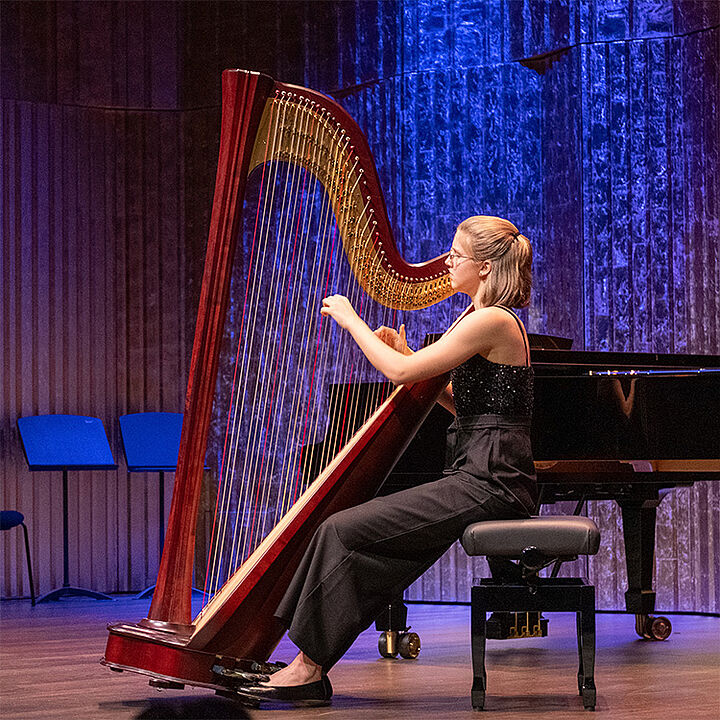 Élève en pré-HEM dans la classe de harpe d’Arianna Rossi, Isaure Castioni vient d’être sélectionnée pour participer à l’édition 2025 de l’Académie du Concertgebouw Orchestra Young, un projet européen d’envergure réunissant de jeunes talents âgés de 14 à 17 ans venus de tout le continent.